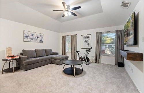 New Luxury Getaway - Two King Beds, Heated Pool, Outdoor Grill & 1Gbps Wifi - Photo 7