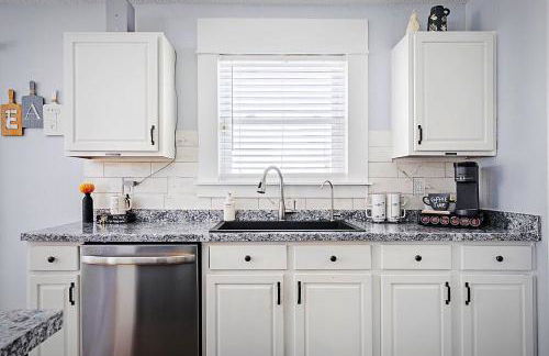 The Cozy Charcoal Cottage - with Garage - Family Friendly - Foto 21