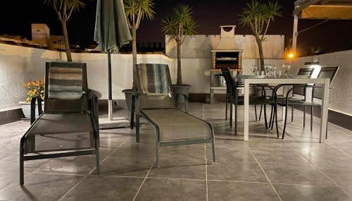 Stunning 2 bedroom apartment with Pool View - Photo 2