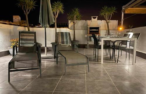 Stunning 2 bedroom apartment with Pool View - Photo 2