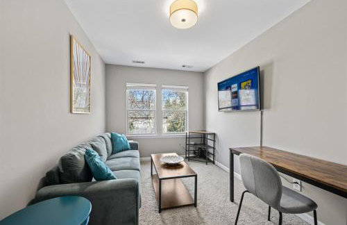 2BR Home with Fenced Backyard, Minutes to Uptown - Foto 24