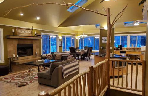 Woodshores Retreat - cozy retreat, hot tub, Lk MI - Photo 1