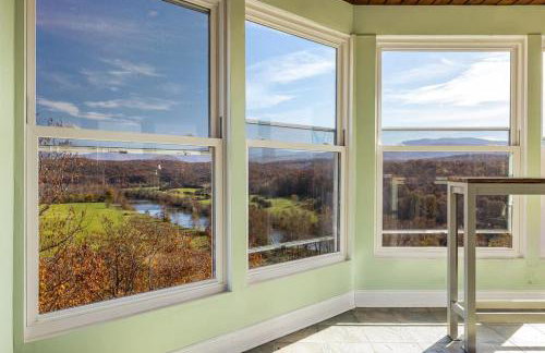 Riverbend Lodge Spacious Riverfront Home with Hot Tub Pool & Mountain view - Foto 55