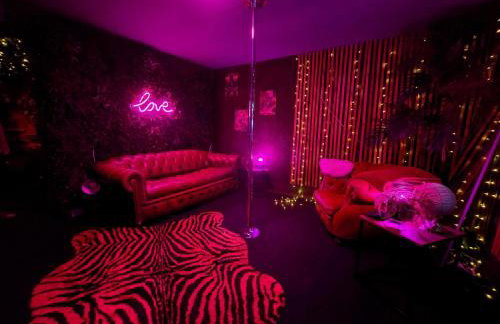 Love room avec spa privatif et salle de jeux adultes - Foto 6