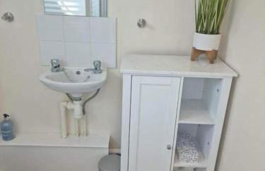 The Bedsit - Photo 10