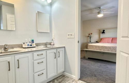 5BR Waterfront Hot Tub Kids Playscape Pets Family Compound! - Foto 55