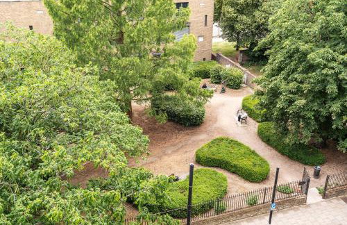 Tranquil 2-Bed Apartment, Balcony, Sleeps 6, 7 Minute Drive to King's Cross St Pancras - By City Peace - Foto 22