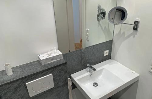 FirstClass Apartments - Photo 7