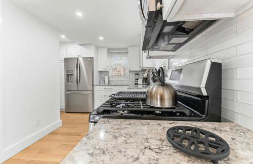 Family Getaway Walkable to Town - Foto 22