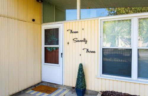 Mid-Century Modern Themed Home with Outdoor Hot Tub - Foto 40
