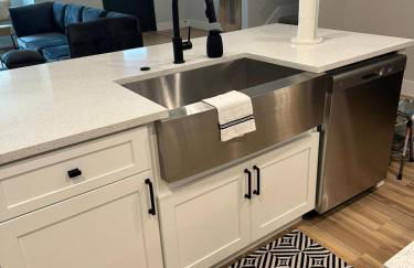 Loop, New Luxurious Large 3BR House, Sleeps 11 with Free Parking - Photo 24