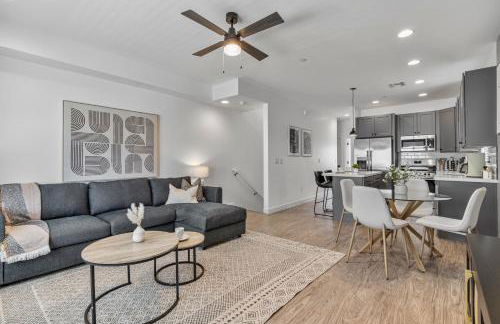 Stylish Phoenix Suite by Zenia Stays - Central & Cozy Escape - Foto 9