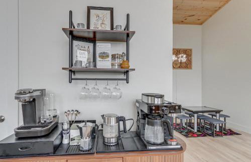 Mtn-View Hidden Falls Cabin with Hot Tub and Deck - Foto 10