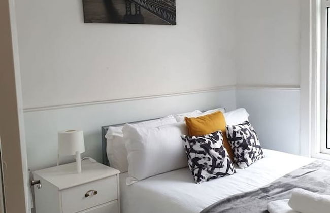 South Shield's Hidden Gem Garnet 3 Bedroom Apartme - Photo 5