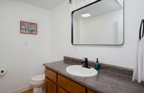 Hot Tub + Views | Cozy Retreat - Foto 31