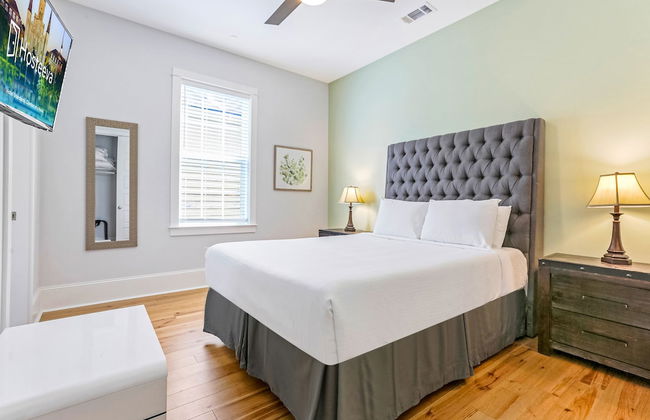 Chic 4 BR Condo - Large Pool - Perfect Location - Photo 3