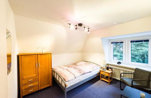 TraveNah - Ruhige 3-Zimmer-DG-Ferienwohnung im Grünen mit eigenem Eingang und Fahrradgarage - Foto 14