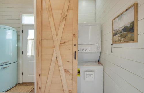 4-Acre Plot Farmhouse-Chic Retreat in Forest! - Foto 18