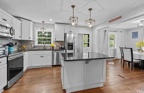 Stylish 4BR Getaway with Game Room, Grills & Cozy Outdoor Fire-Pit - Foto 12