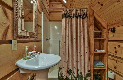 Stunning Mountain Cabin with Hot Tub and Game Room Near Asheville in Old Fort, NC - Foto 24