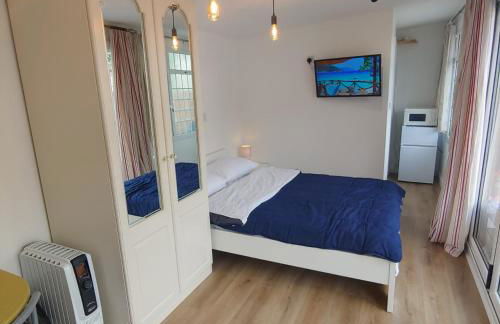 Self Contained, Double Bed Studio, private kitchen, private Bath, Walking distance to Harry Potter - Foto 9