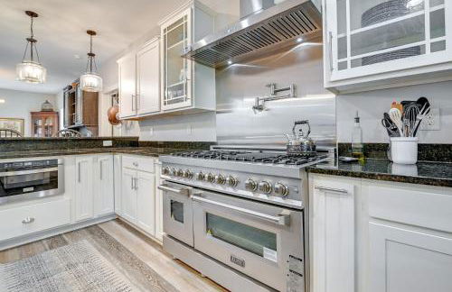 Expansive Georgetown Home with Decks and Fire Pit! - Foto 3