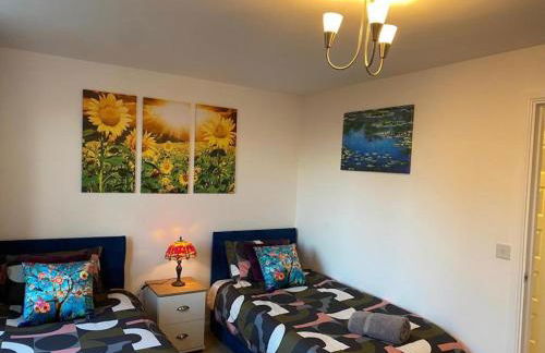 Homely, Cosy & Contemporary 4 BDR house with Garden & Parking 5 mins drive to Addenbrookes & Papworth hospitals & Bio Medical campus - Foto 27