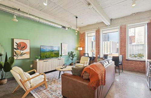 Luxury 1 Bed Downtown Views, POOL GYM Theater Room - Foto 12