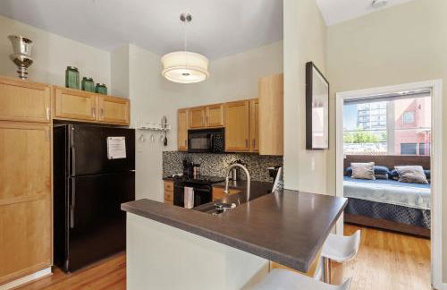 Warehouse District Modern Condo with Private Garage - Foto 15