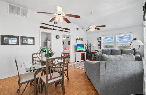 Seaside Sunrise: A Peaceful Escape by the Ocean - Photo 7