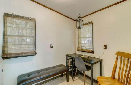 Owl Hoot Lake Retreat- Dock, beach & wooded haven! - Foto 49