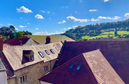 Windows over Stroud - 2BR Penthouse in Historic Building - Foto 32