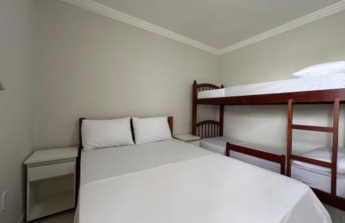 Apartamento sala e quarto com ar na Praia do Abricó - Foto 9