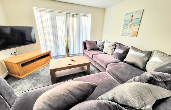 Large Modern House with Parking - Photo 52