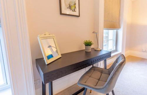 Luxury Spacious Flat For 4 Guests & Free Parking - Photo 21