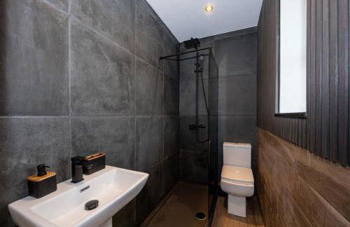 Midnight Manor Cinema Room, Fast WiFi, Ideal for Short & Long Stays - Foto 23