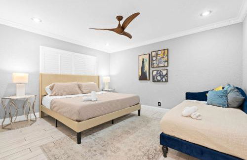 Luxe 4BR Waterfront w Htd Pool 5min to Beach - Foto 79