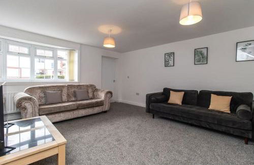 Free Driveway Parking 3 Double Bedroom House, Ideal for long term contractor, etc stays, 4 miles 11 mins drive to Nissan, 20 mins drive to Sunderland Newcastle, Fast WIFI - see Dwellcome Home Ltd site for assurance - Foto 3