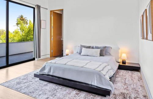 Luxurious Retreat - Modern House with Pool - Photo 34