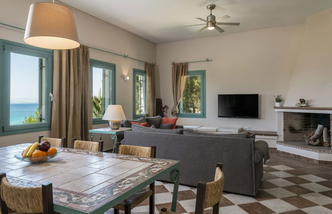 Electra Beachfront Villa - Photo 2