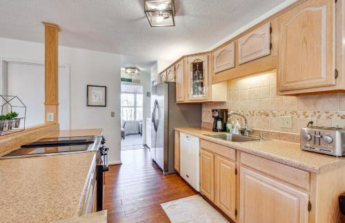 Lakefront Gem with Games in Westminster! - Foto 9