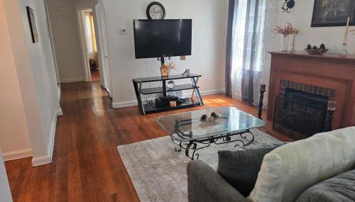 Chic City Charming Bungalow with all the Amentities Great Family Getaway! - Foto 3