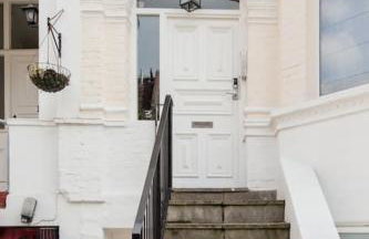 Decompress at a Serene Studio in Classic Townhouse - Foto 19