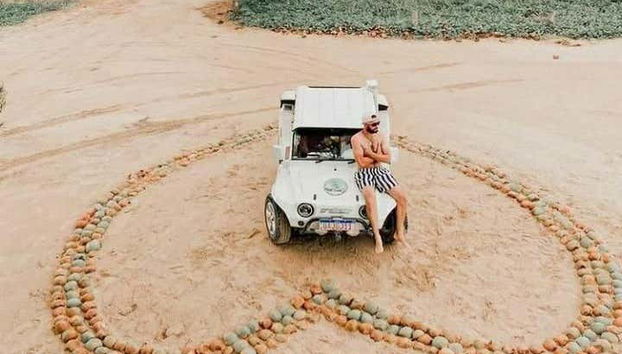 Corazón de cocos en la playa de Burgalhau