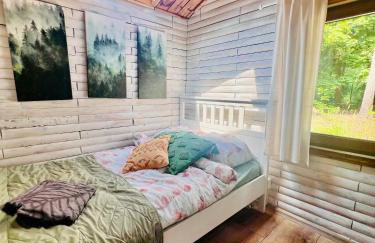 Urocza chatka w lesie nad wodą - Foto 10