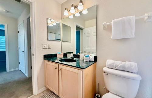 Luxury Village 4BR Pool Home near Disney Parks - Foto 21