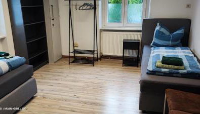 Große Monteurwohnung bei Würzburg bis 6 Personen mit eigenen gratis Parklätzen und Grill und WLAN 3x Schlafzimmer - nur Einzelbetten - Foto 4