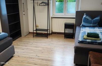 Große Monteurwohnung bei Würzburg bis 6 Personen mit eigenen gratis Parklätzen und Grill und WLAN 3x Schlafzimmer - nur Einzelbetten - Foto 4