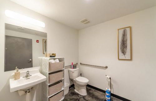 Stylish South Hill Retreat Queen Bed and Sofa Sleeper Full Kitchen Free Parking - Foto 55