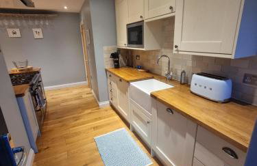 Neet Retreat - sleeps 7 next to beach - Foto 15